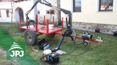 Dodání samostatné hydraulické ruky Vahva Jussi 320 včetně podpěrných nohou. Montáž na vlečku domácí výroby